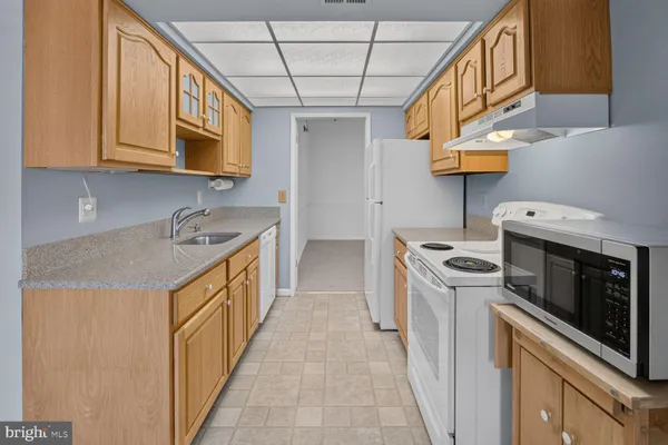 Property Slideshow image 3 of 33 | 15311 beaverbrook ct 90-3k, Silver Spring, MD, 20906
