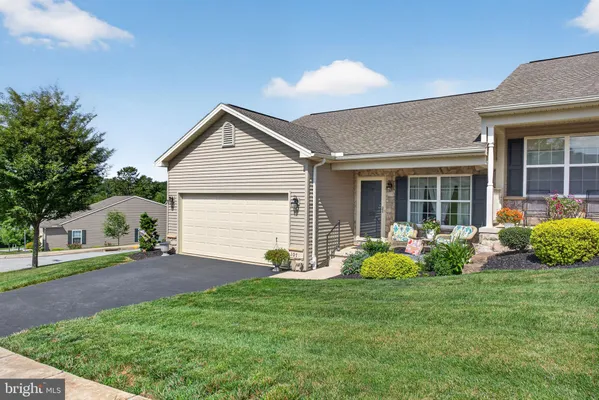 Property Slideshow image 2 of 42 | 107 shetland dr 106, Red Lion, PA, 17356
