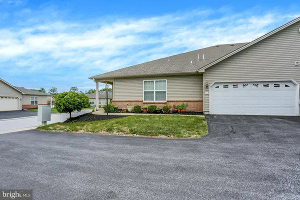 Property Slideshow image 2 of 24 | 182 meadowview dr, Harrisburg, PA, 17111