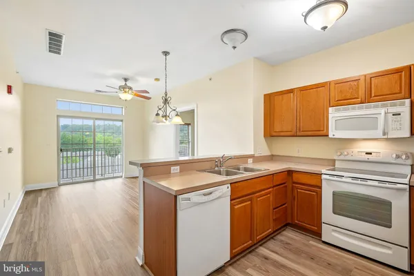 Property Slideshow image 3 of 27 | 1000 fountainview cir 1411, Newark, DE, 19713