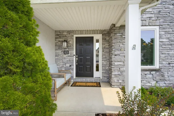 Property Slideshow image 2 of 23 | 821 cambridge dr, Manheim, PA, 17545