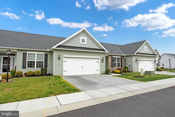 Property Slideshow image 3 of 25 | 412 hawthorn ln # 67, Hanover, PA, 17331