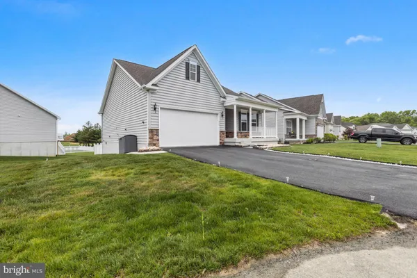 Property Slideshow image 2 of 54 | 219 heron cir, New Castle, DE, 19720