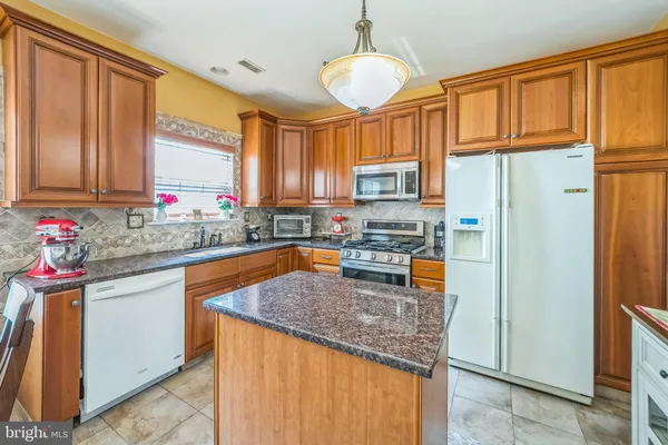 Property Slideshow image 3 of 39 | 15 kresson ct, Berlin, NJ, 08009