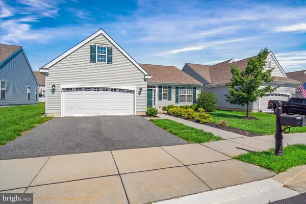 Property Slideshow image 3 of 30 | 125 e clarendon dr, Smyrna, DE, 19977