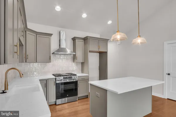 Property Slideshow image 3 of 12 | 880 shadowbrooke dr, Dover, PA, 17315