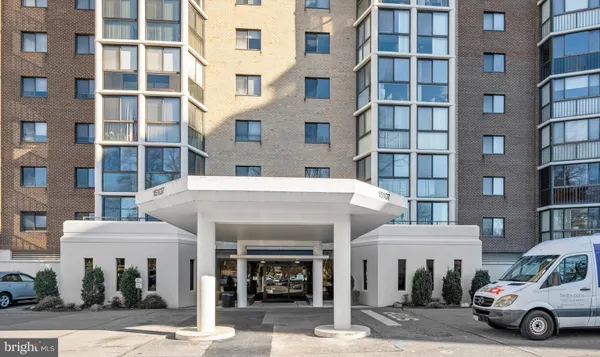 Property Slideshow image 2 of 35 | 15107 interlachen dr 2-725, Silver Spring, MD, 20906