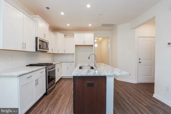 Property Slideshow image 2 of 16 | 10299 szalay ln, Ashland, VA, 23005