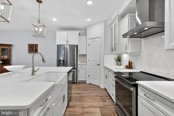 Property Slideshow image 3 of 48 | 13970 englefield dr unit 404, Woodbridge, VA, 22193