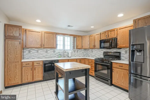 Property Slideshow image 3 of 20 | 225 wagon wheel ln, Columbus, NJ, 08022