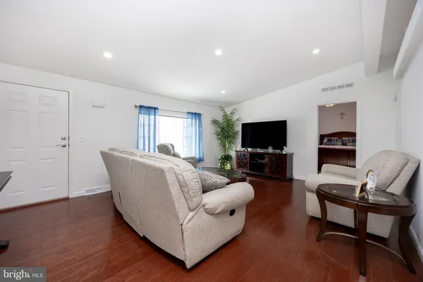 Property Slideshow image 3 of 31 | 104 lilac pl, Royersford, PA, 19468