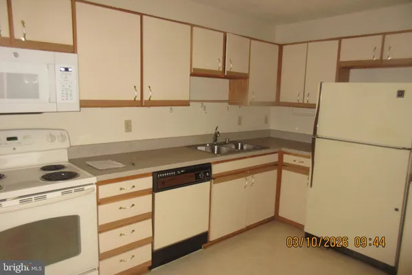 Property Slideshow image 3 of 12 | 15101 interlachen dr 1-806, Silver Spring, MD, 20906