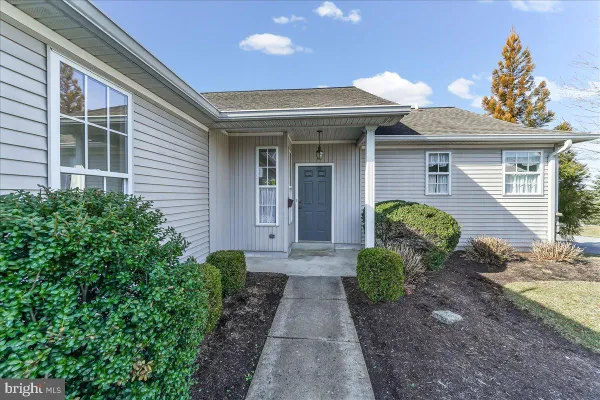 Property Slideshow image 3 of 25 | 191 e hunting horn ln, Glen Mills, PA, 19342