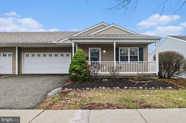 Property Slideshow image 3 of 28 | 105 w harmony dr 18, Pottstown, PA, 19464