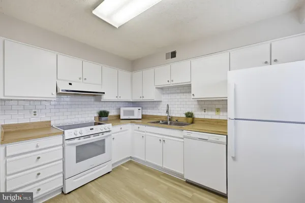 Property Slideshow image 3 of 35 | 3330 n leisure world blvd 5-610, Silver Spring, MD, 20906