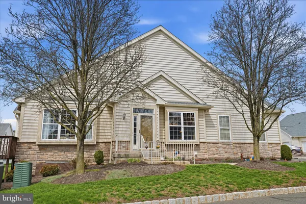 Property Slideshow image 2 of 38 | 201 canterbury ct 31, Warrington, PA, 18976