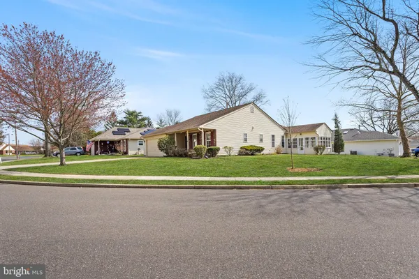 Property Slideshow image 2 of 17 | 12 candlelight cir, Columbus, NJ, 08022