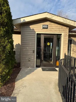 Property Slideshow image 3 of 6 | 19400 lansdowne woods blvd 101, Leesburg, VA, 20176