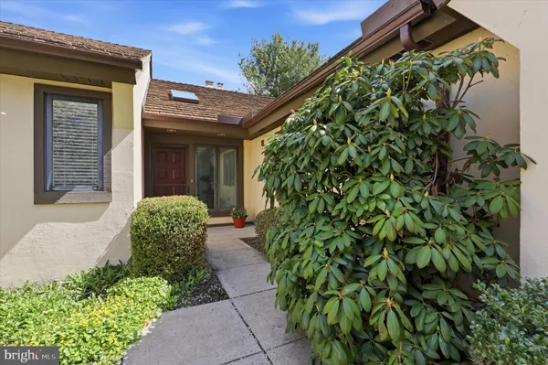 Property Slideshow image 3 of 31 | 3 hounds run ln, Blue Bell, PA, 19422