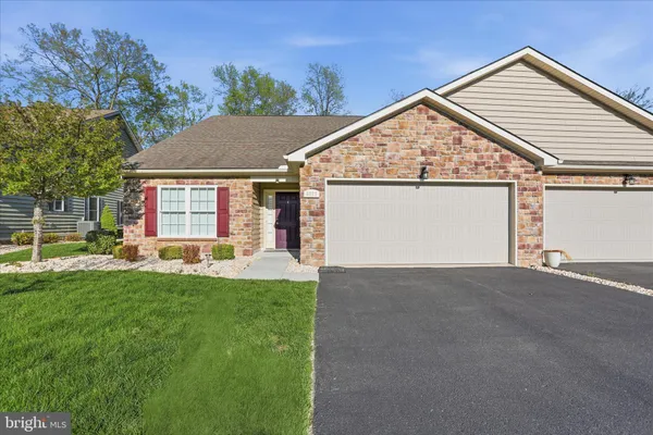 Property Slideshow image 2 of 39 | 9723 cobble stone ct, Hagerstown, MD, 21740