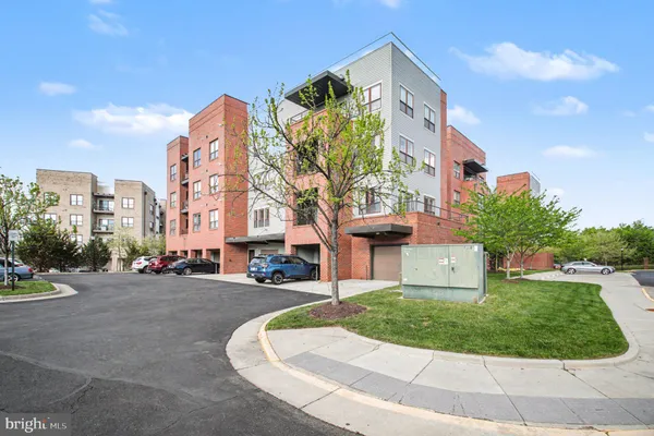 Property Slideshow image 3 of 64 | 8970 fascination ct 214, Lorton, VA, 22079