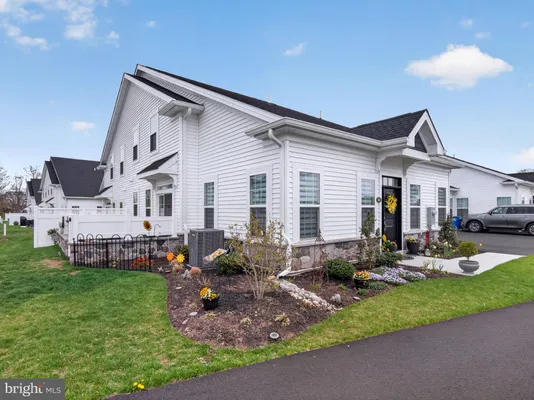 Property Slideshow image 3 of 42 | 83 cedar cir, Levittown, PA, 19055