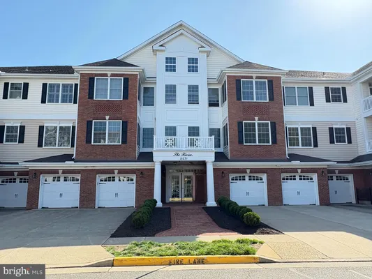 Property Slideshow image 2 of 14 | 15231 royal crest dr 204, Haymarket, VA, 20169