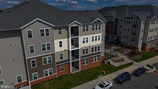 Property Slideshow image 2 of 36 | 700 mount airy ter 301, Leesburg, VA, 20176