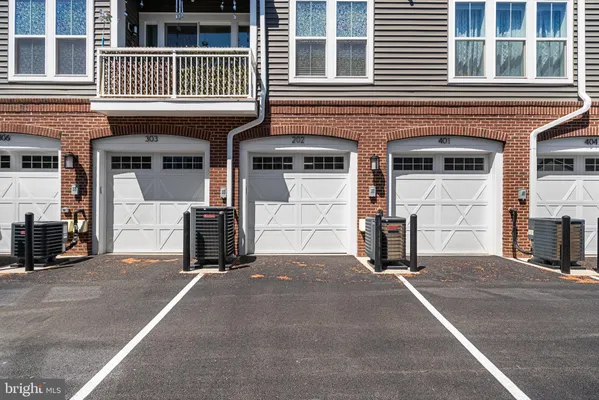 Property Slideshow image 2 of 65 | 13950 englefield dr 202, Woodbridge, VA, 22193