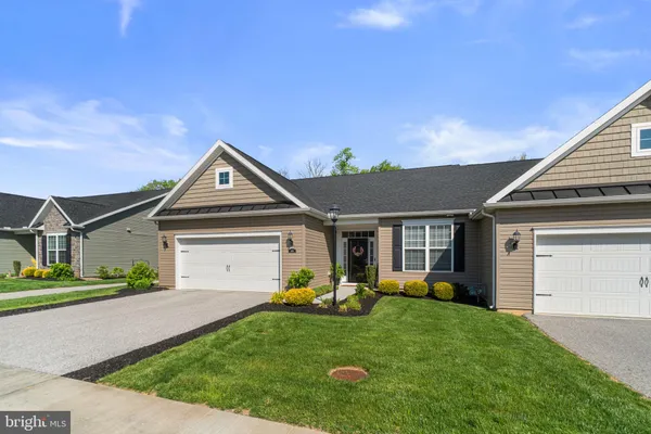 Property Slideshow image 3 of 30 | 636 cypress dr 39, Hanover, PA, 17331