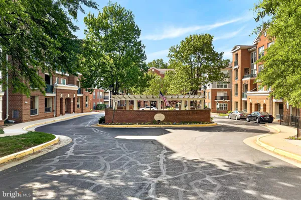 Property Slideshow image 2 of 54 | 2903 saintsbury plz 203, Fairfax, VA, 22031