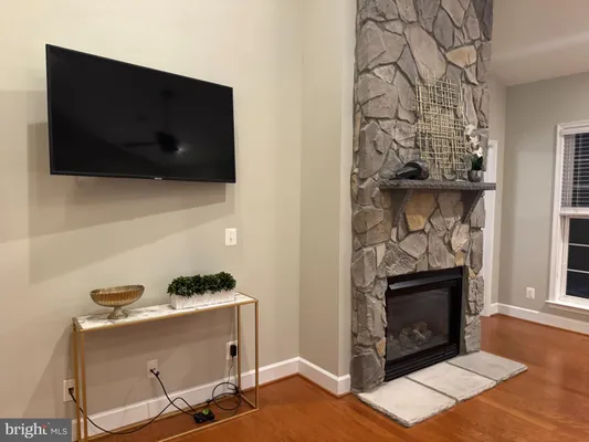 Property Slideshow image 3 of 10 | 8873 white orchid pl, Lorton, VA, 22079