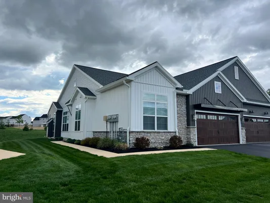 Property Slideshow image 2 of 14 | 736 aurora dr, Mechanicsburg, PA, 17055