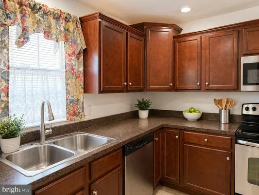 Property Slideshow image 3 of 23 | 852 walnut crest dr, Lebanon, PA, 17046