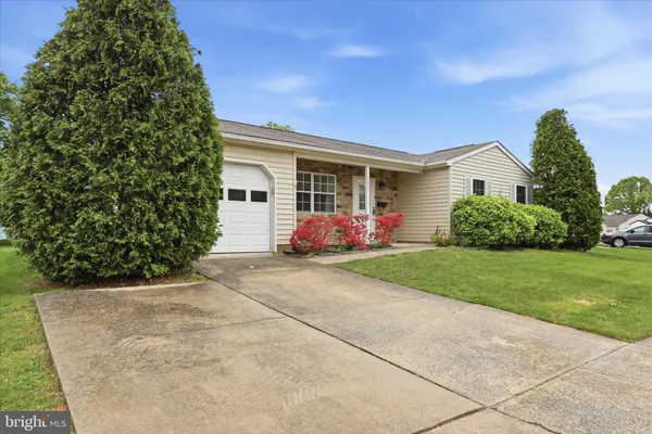 Property Slideshow image 2 of 37 | 5661 crabapple dr, Frederick, MD, 21703