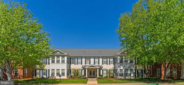 Property Slideshow image 2 of 40 | 6704 holly farm ln 112, Warrenton, VA, 20187