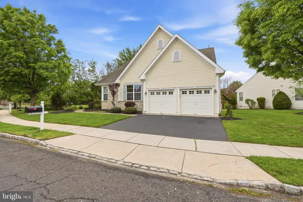 Property Slideshow image 2 of 32 | 5 hibiscus dr, Marlton, NJ, 08053