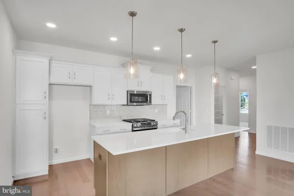 Property Slideshow image 3 of 14 | 855 shadowbrooke dr, Dover, PA, 17315