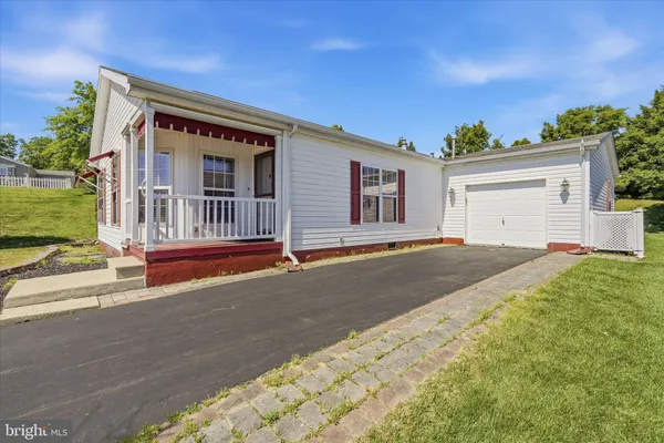 Property Slideshow image 2 of 42 | 6 cherry hill ct, Manahawkin, NJ, 08050