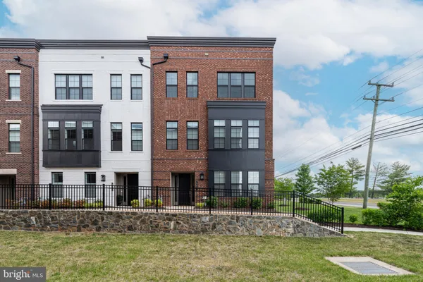 Property Slideshow image 2 of 35 | 43927 hurleys hunt ter, Ashburn, VA, 20147