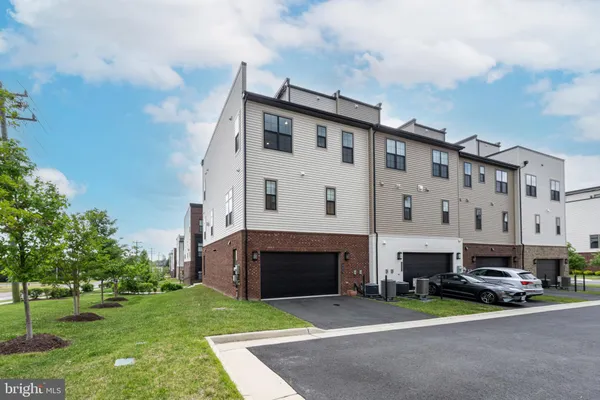 Property Slideshow image 3 of 35 | 43927 hurleys hunt ter, Ashburn, VA, 20147