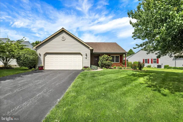 Property Slideshow image 2 of 31 | 14 springhouse dr, Myerstown, PA, 17067
