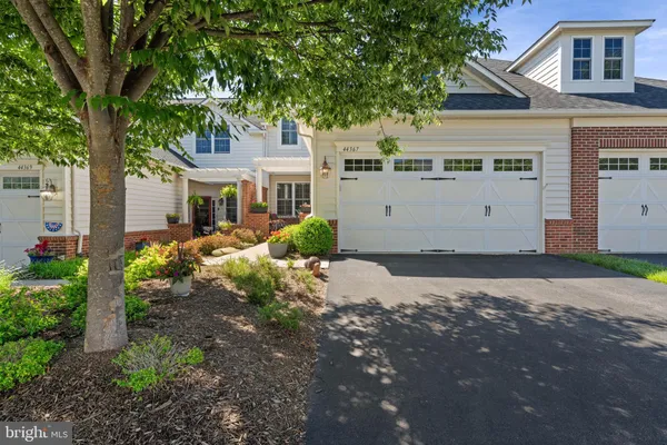 Property Slideshow image 3 of 38 | 44367 oakmont manor sq, Ashburn, VA, 20147