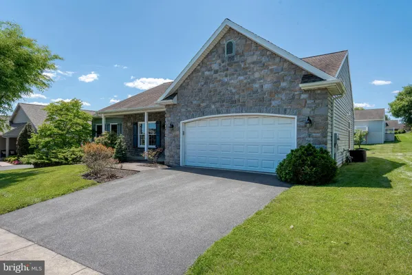 Property Slideshow image 2 of 32 | 717 heather rdg, Manheim, PA, 17545