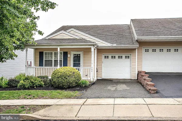 Property Slideshow image 2 of 27 | 220 w harmony dr 92, Pottstown, PA, 19464