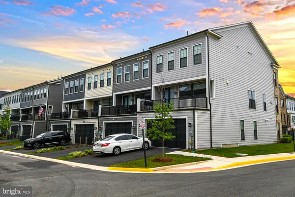 Property Slideshow image 3 of 53 | 13825 estuary pl, Woodbridge, VA, 22191