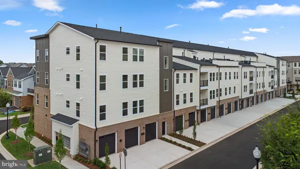 Property Slideshow image 2 of 28 | 23640 bolton crescent ter # 13-204, Ashburn, VA, 20148