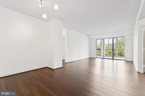 Property Slideshow image 2 of 25 | 19355 cypress ridge ter 423, Leesburg, VA, 20176