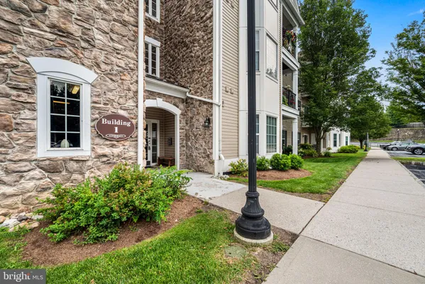 Property Slideshow image 3 of 26 | 113 creekside dr # 3, Brookhaven, PA, 19015