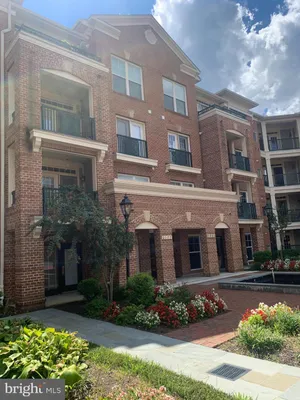 Property Slideshow image 3 of 24 | 2903 saintsbury plz 310, Fairfax, VA, 22031